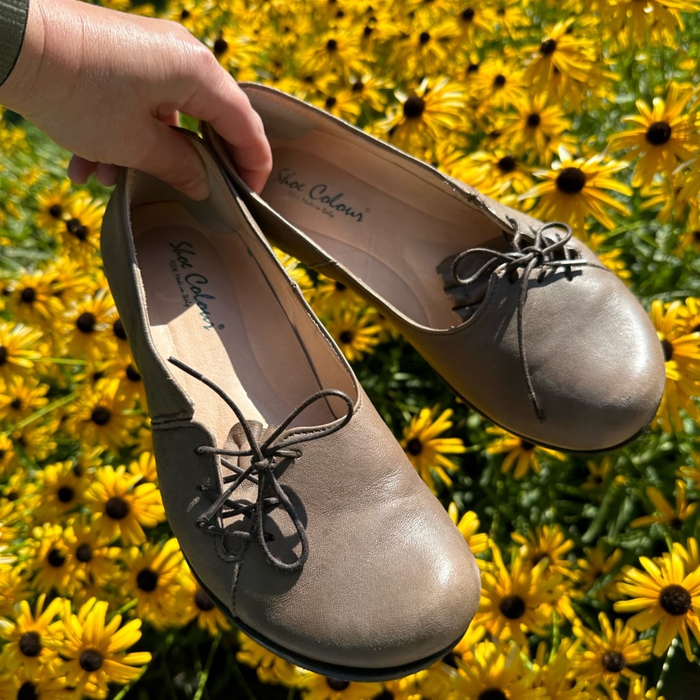 Shoe Colour Italian leather shoes, taupe, size 36. Unique asymmetrical tie style